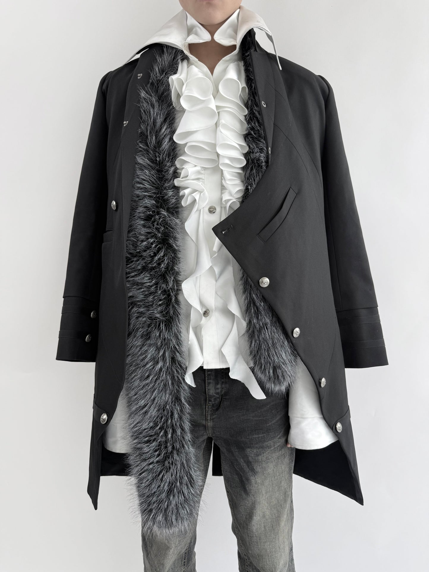 SILENT V COURT RUFFLE SHIRT